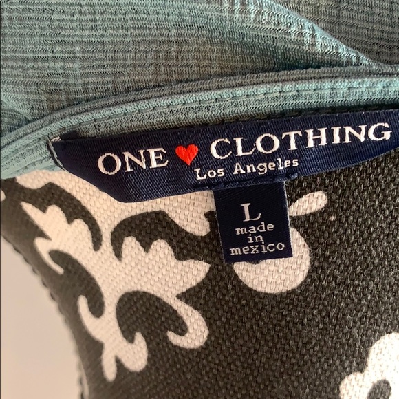 4/$30 One ❤️ Love Ruffled Top Size Large - Picture 4 of 4